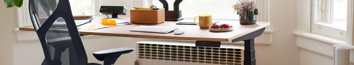 Chaise de bureau à dossier moyen Cosm avec bureau assis-debout Jarvis noir avec plateau en bambou