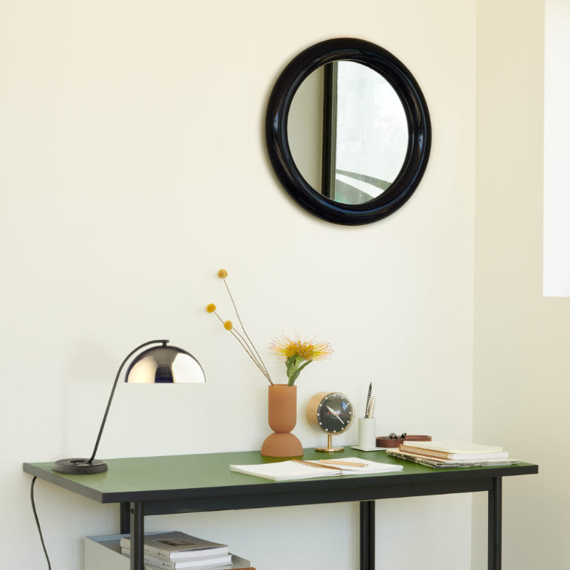 Bureau compact Mode avec une lampe de table Hay Cloche et un miroir au mur
