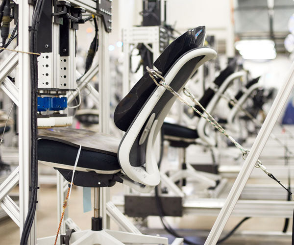 Photo du test d'un million de cycles auquel sont soumis tous les fauteuils Herman Miller, qui reproduit 12 ans d'utilisation continue.