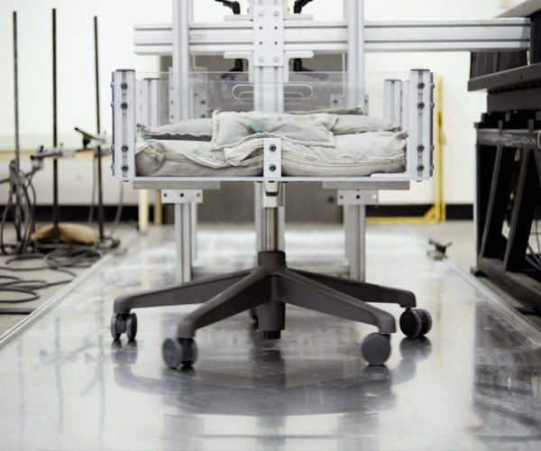 Photo du test de pivotement qui reproduit le mouvement de pivotement des chaises plus de 60 000 fois, auquel sont soumises toutes les chaises Herman Miller.