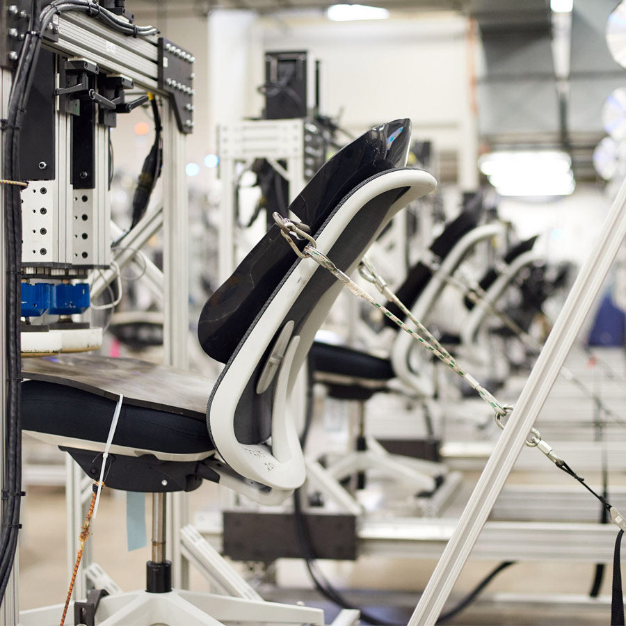 Photographie d'une chaise Herman Miller testée pour sa durabilité dans le laboratoire d'essai Herman Miller