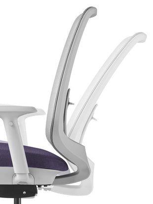 Vue latérale d'un siège de bureau Verus gris de Herman Miller, montrant la fonction de basculement.