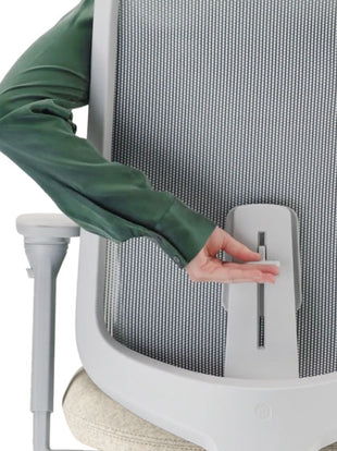 Vue arrière d'une chaise de bureau Verus grise de Herman Miller, montrant le dossier réglable.