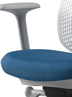 Gros plan d'une chaise de bureau Verus bleue et grise de Herman Miller, montrant l'assise profilée.