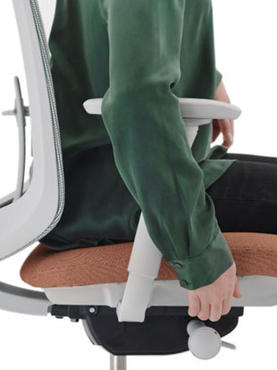 Vue latérale d'une chaise de bureau Verus rose et grise d'Herman Miller, montrant la profondeur d'assise réglable.