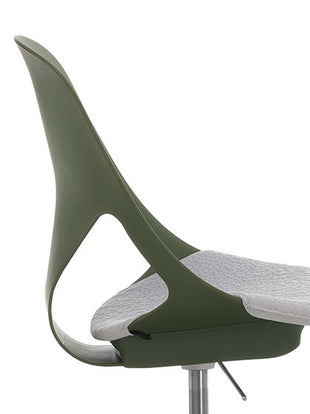 Vue latérale d'une chaise de bureau Zeph verte de Herman Miller avec un coussin d'assise gris, montrant l'assise et le dossier profilés.