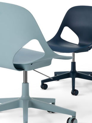 Deux chaises de bureau Zeph de Herman Miller, l'une en bleu clair et l'autre en bleu foncé.