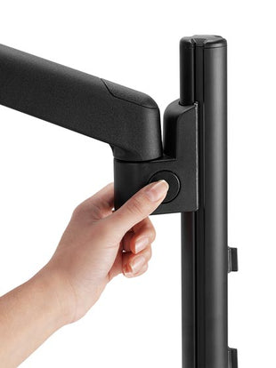 Gros plan d'un bras de moniteur Lima noir de CBS, montrant la technologie des boutons-poussoirs.
