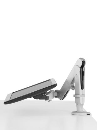 Vue latérale d'un bras de moniteur Ollin blanc de CBS, montrant l'inclinaison vers l'arrière qui permet d'utiliser le moniteur comme écran tactile.