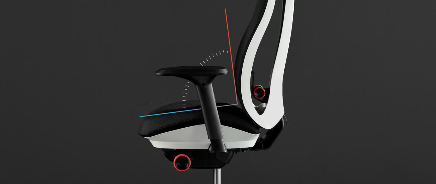 Vue latérale d'un fauteuil de jeu Vantum blanc et noir de Herman Miller, superposée à des graphiques blancs mettant en évidence l'angle de l'assise et du dossier.