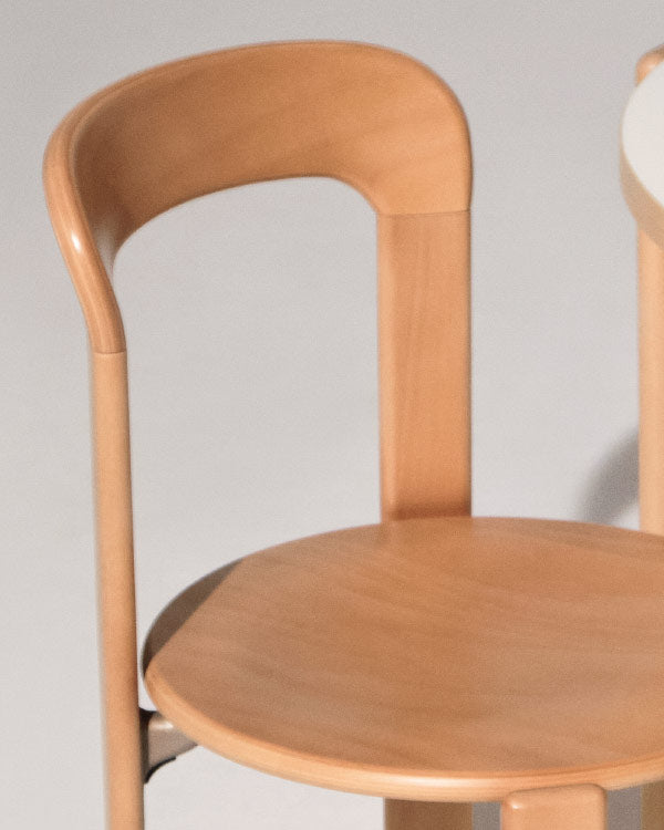 Gros plan sur une chaise Rey en hêtre de HAY, montrant les bords incurvés.