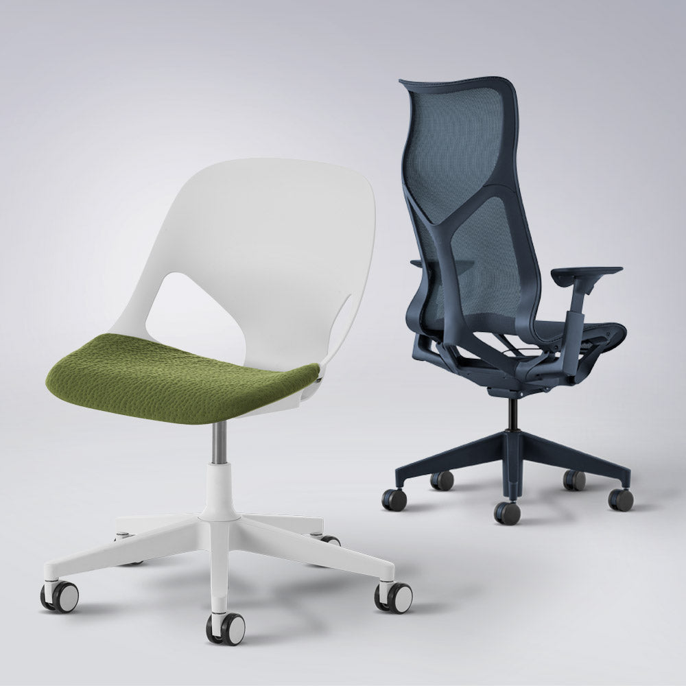Photo de deux chaises de bureau Zeph en blanc avec assise olive et dossier haut Cosm en bleu nuit, conçues par Studio 7.5