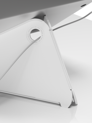 Gros plan d'un support d'ordinateur portable Oripura blanc d'Herman Miller, montrant la fente intégrée pour le passage des câbles.