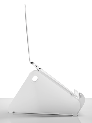 Vue latérale d'un support d'ordinateur portable Oripura blanc de Herman Miller tenant un ordinateur portable.