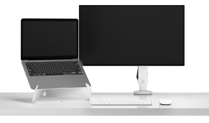 Vue de face d'un support d'ordinateur portable Oripura blanc d'Herman Miller tenant un ordinateur portable à côté d'un bras de moniteur Ollin blanc tenant un écran.