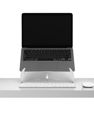 Vue de face d'un support d'ordinateur portable Oripura blanc de Herman Miller tenant un ordinateur portable.