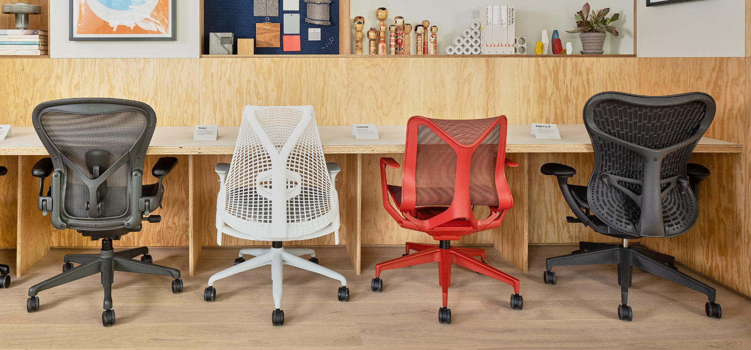 Vue arrière de chaises de bureau à domicile, dont Aeron en graphite, Sayl en blanc, Cosm à dossier bas en rouge canyon et Mirra 2 en graphite