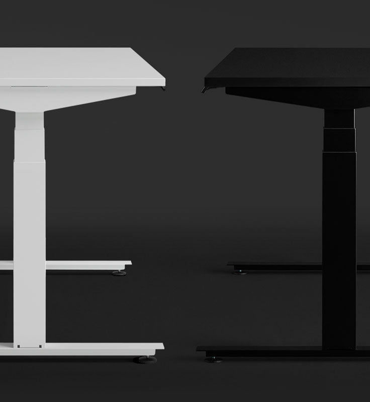 Un bureau de jeu Nevi blanc et noir d'Herman Miller est présenté côte à côte, mettant en évidence les différentes options de couleur et de surface.