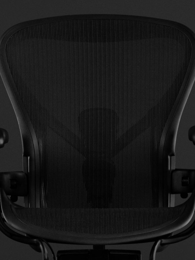 Vue de face d'une chaise de jeu Aeron noire de Herman Miller, montrant le matériau 8Z Pillicle.