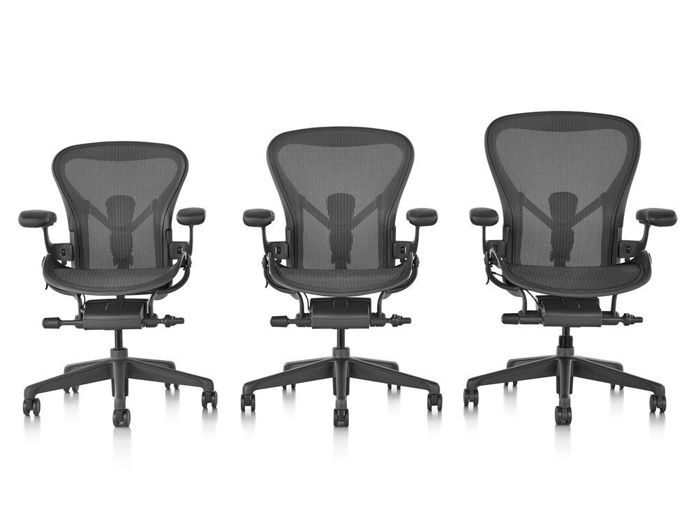 Gamme Herman Miller Aeron en graphite présentant les 3 tailles différentes A, B et C