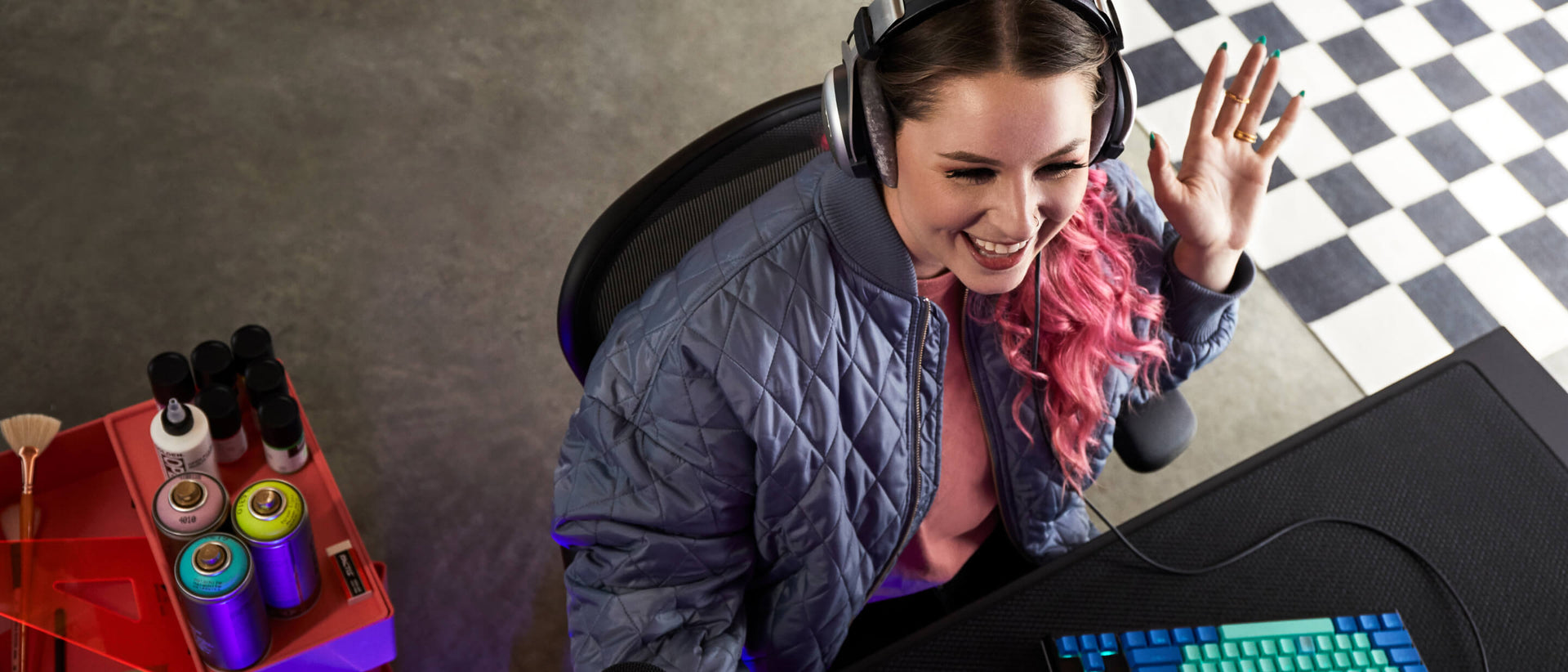 Vue de dessus d'Electra souriant tout en jouant à des jeux vidéo