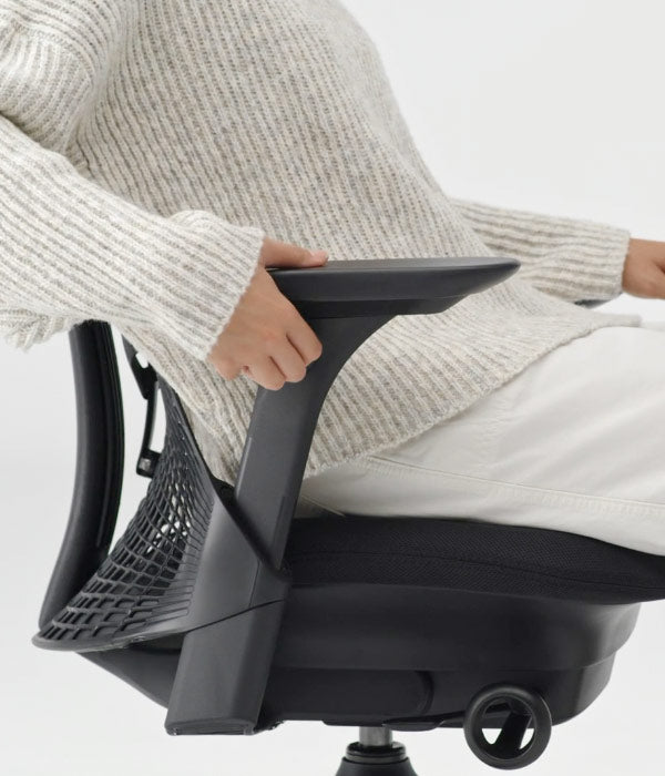 Vue de côté rapprochée du mécanisme de réglage des accoudoirs utilisé sur la chaise de bureau Sayl en graphite