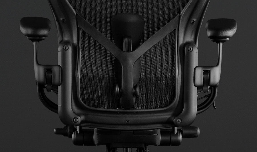 Vue du dossier d'un fauteuil de jeu Aeron noir de Herman Miller, montrant le support de dossier réglable.