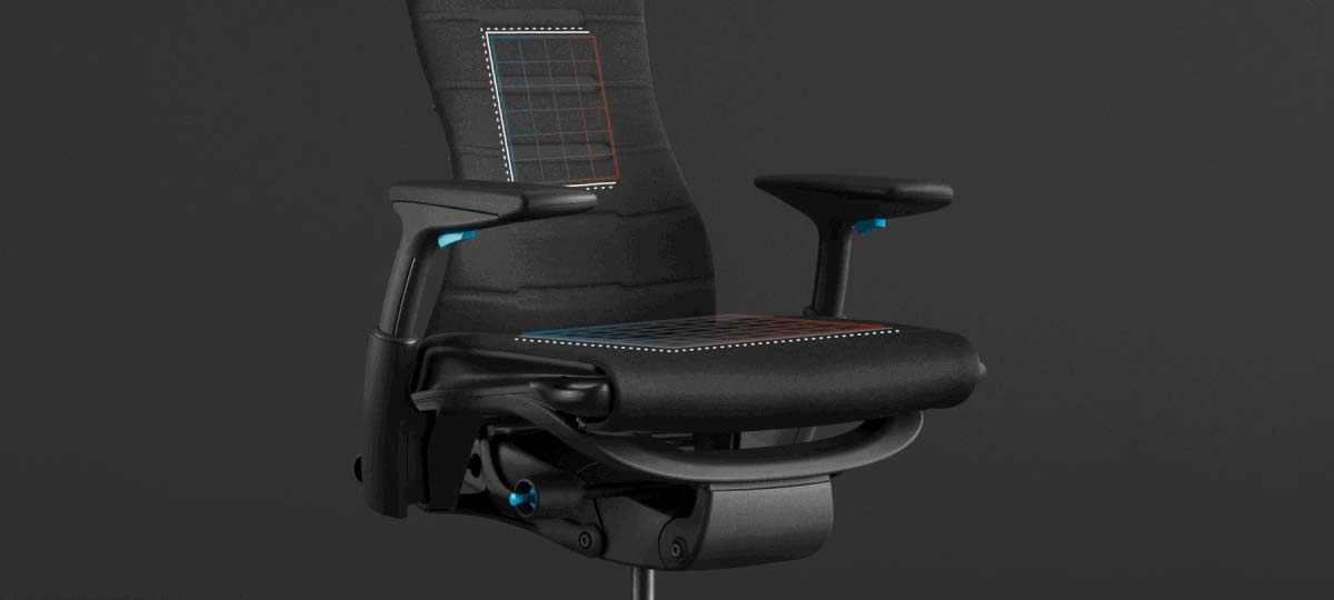 Vue en police de caractères d'un fauteuil de jeu Embody noir et bleu de Herman Miller, superposée à des graphiques blancs mettant en évidence l'assise et le dossier.