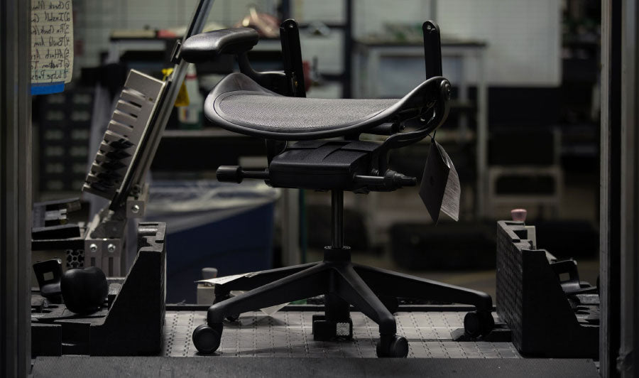 Base et assise d'un fauteuil de jeu Aeron noir de Herman Miller en configuration d'usine.
