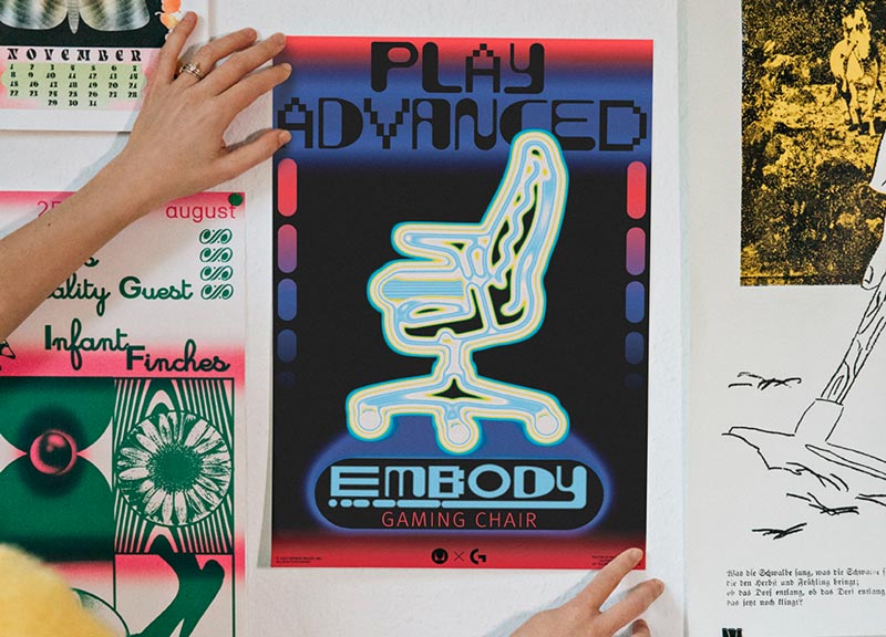 Photo de l'affiche finale de la chaise de jeu Embody tenue contre le mur par Molly Rose Dyson