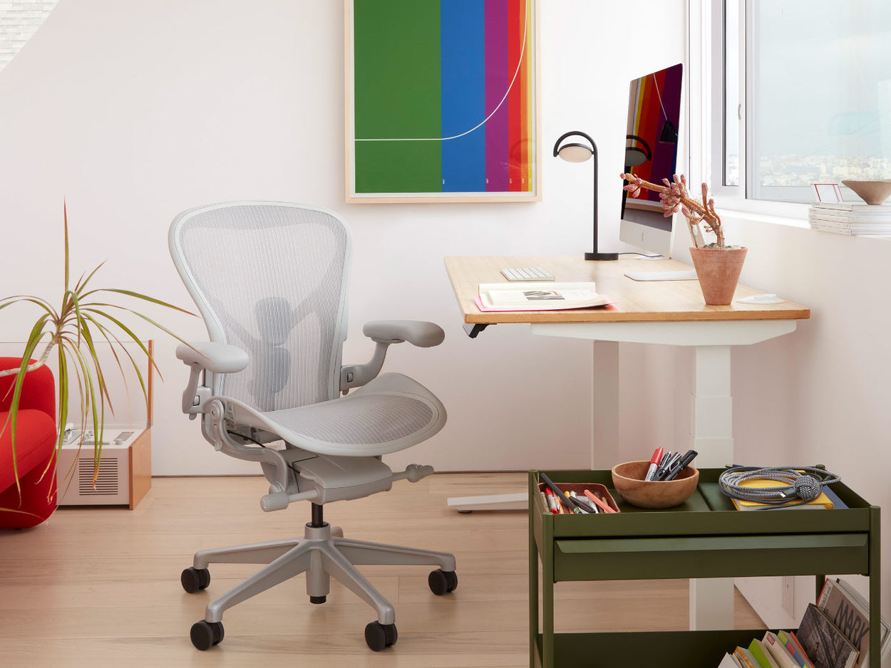 Une chaise de bureau Herman Miller Aeron dans un bureau à domicile lumineux.