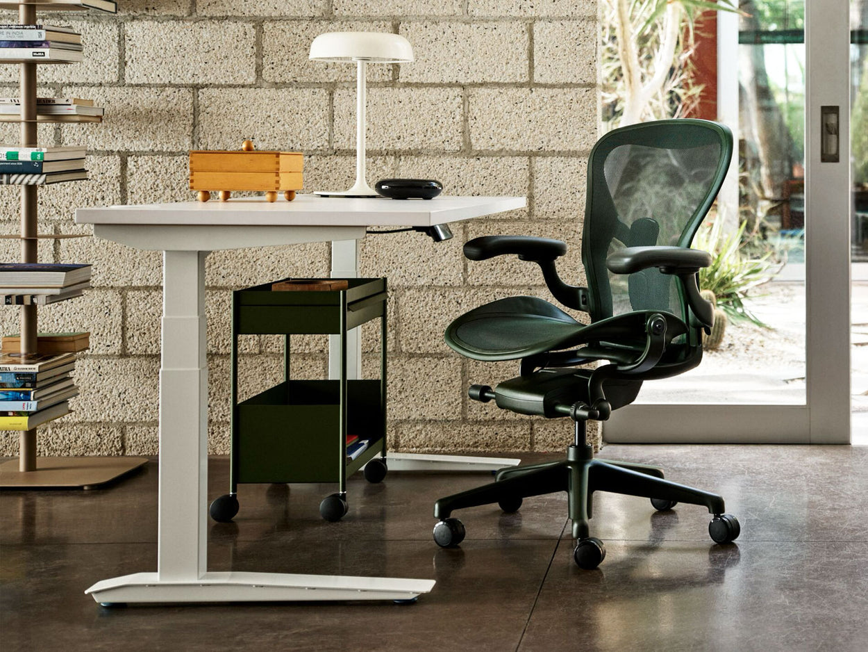 Une chaise de bureau Herman Miller Aeron dans un bureau à domicile lumineux.