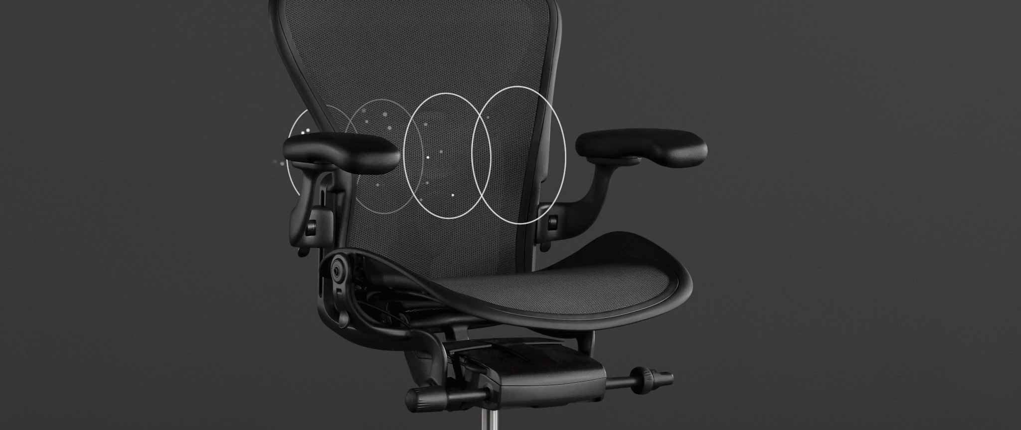 Vue de police d'un fauteuil de jeu Aeron noir de Herman Miller, superposée à des graphiques blancs mettant en évidence le matériau 8Z Pillicle.
