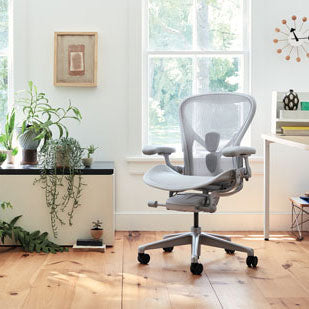Aménagement de bureau à domicile avec une chaise de bureau Aeron en blanc minéral devant un bureau OE1 à hauteur fixe blanc