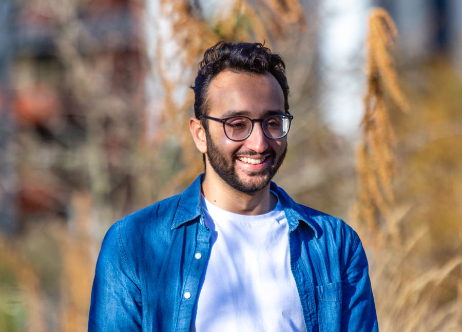 Photo joyeuse d'Ali Abdaal à l'extérieur