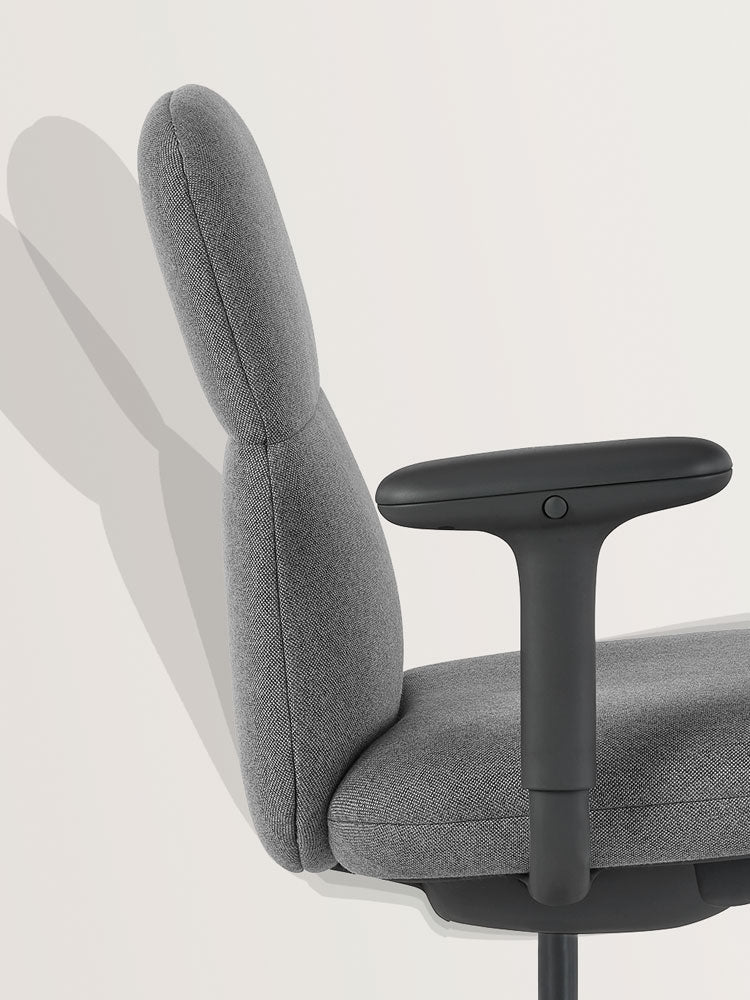 Vue latérale d'une chaise de bureau Asari grise d'Herman Miller, montrant le mécanisme de basculement à réglage automatique.