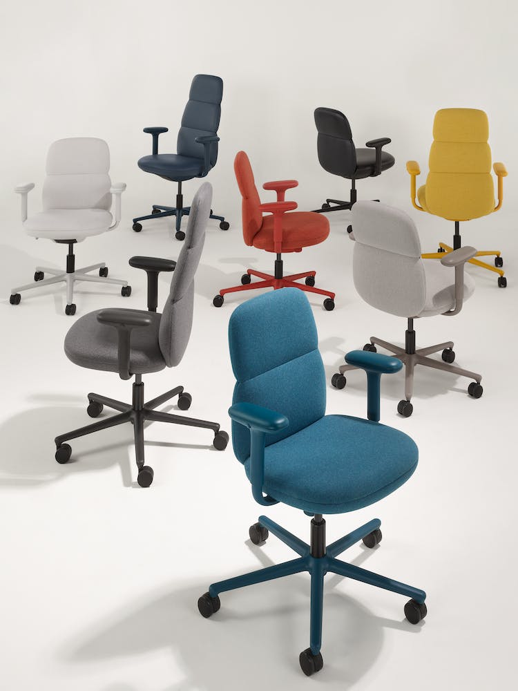 Huit chaises de bureau Asari de Herman Miller en gris, jaune, rouge et bleu, montrant la gamme de couleurs disponibles.