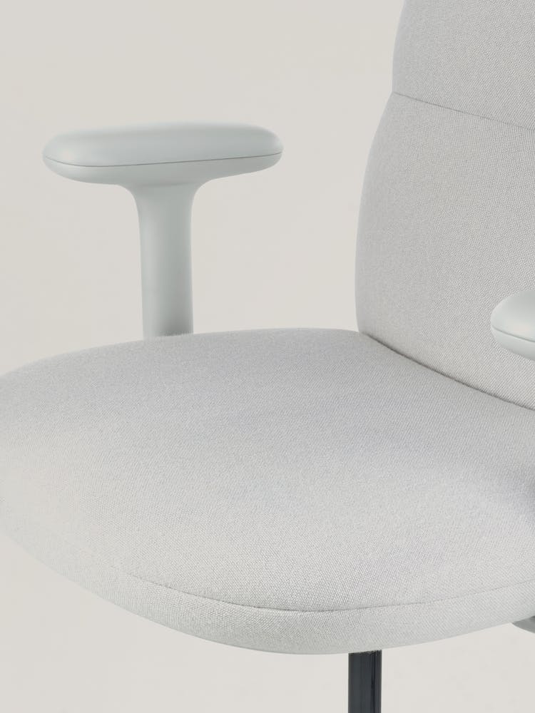 Gros plan d'une chaise de bureau Asari grise d'Herman Miller, montrant l'assise profilée.