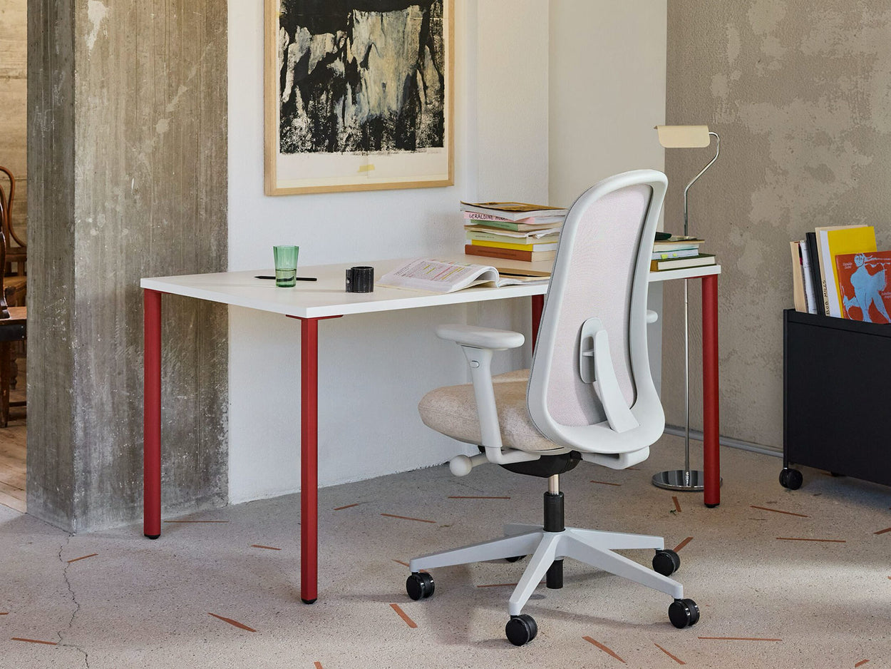 Un bureau à domicile lumineux équipé d'un siège ergonomique Herman Miller Lino et d'un bureau OE1.