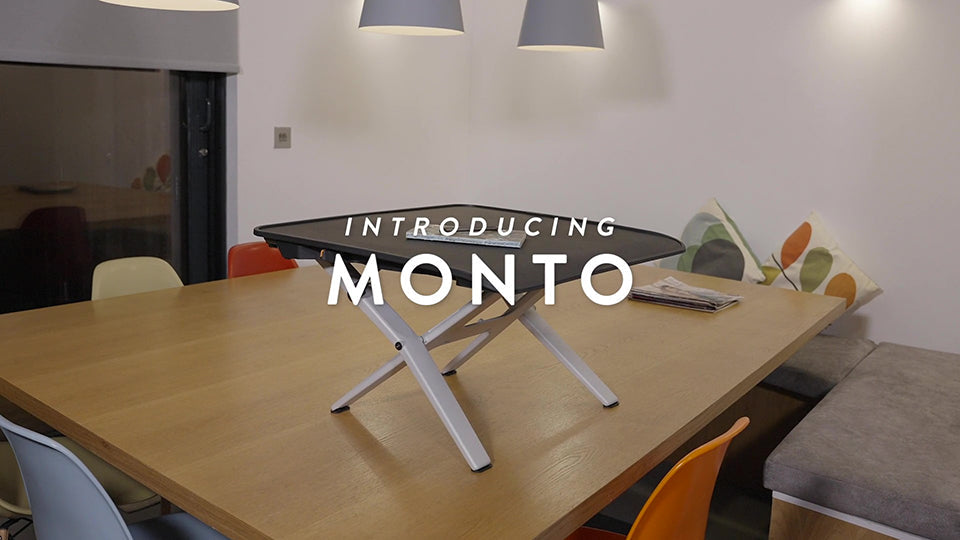 Le rehausseur Monto Sit Stand de CBS sur un bureau dans une salle de réunion.
