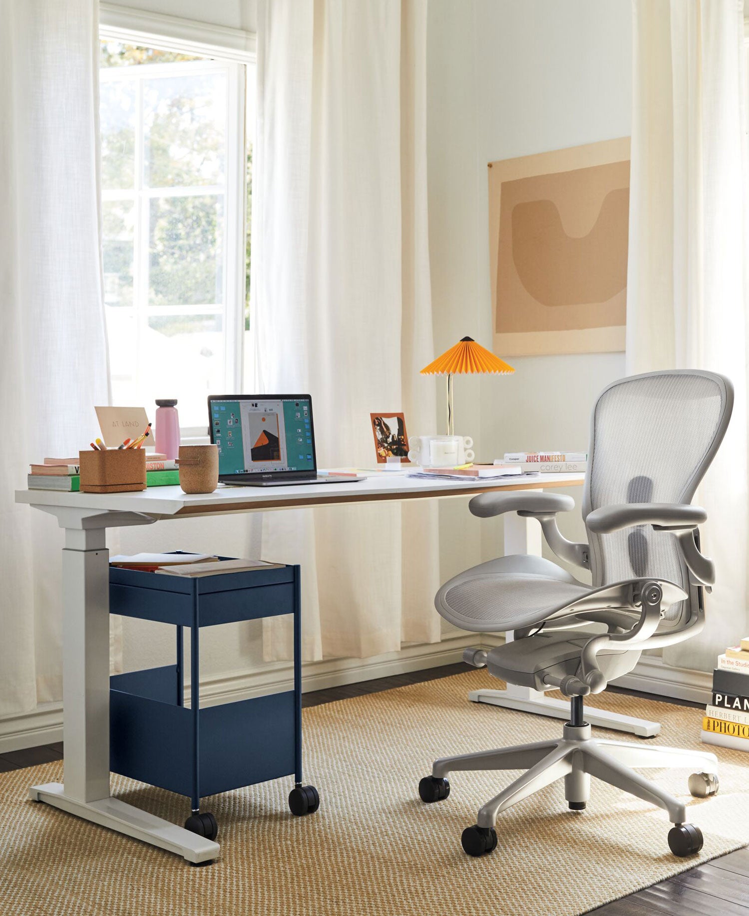 Bureau à domicile avec chaise de bureau Aeron en blanc minéral, avec bureau assis-debout Jarvis en blanc, accessoires comprenant un support pour ordinateur portable Oripura et une lampe de table Hay Matin