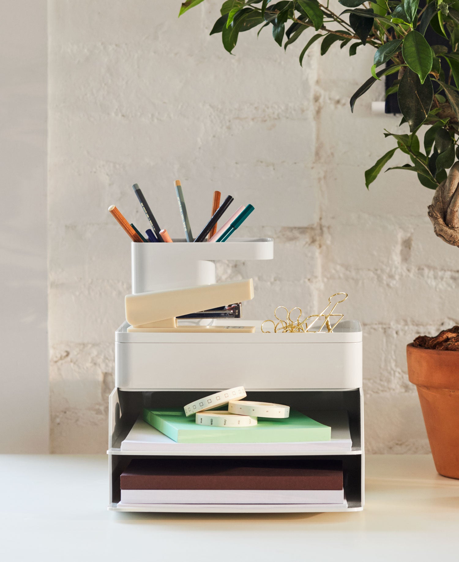 Photo en gros plan montrant divers accessoires de rangement et d'organisation pour bureau Formwork