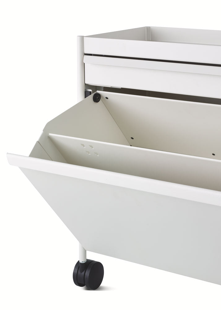 Vue rapprochée du porte-documents rabattable d'un chariot Herman Miller OE1.