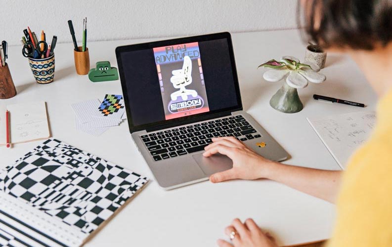 La designer Molly Rose Dyson travaillant sur une affiche Herman Miller Embody sur un ordinateur portable.