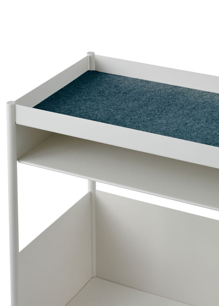 Un chariot de bureau OE1 blanc avec une doublure en tissu bleu.