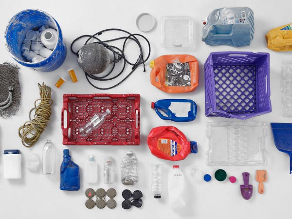 Photo de divers articles en plastique récupérés dans les océans du monde entier, notamment des bouteilles et des couvercles