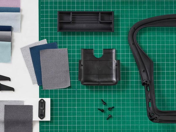 Photo des nouveaux composants des chaises Herman Miller fabriqués à partir de plastique recyclé provenant des océans