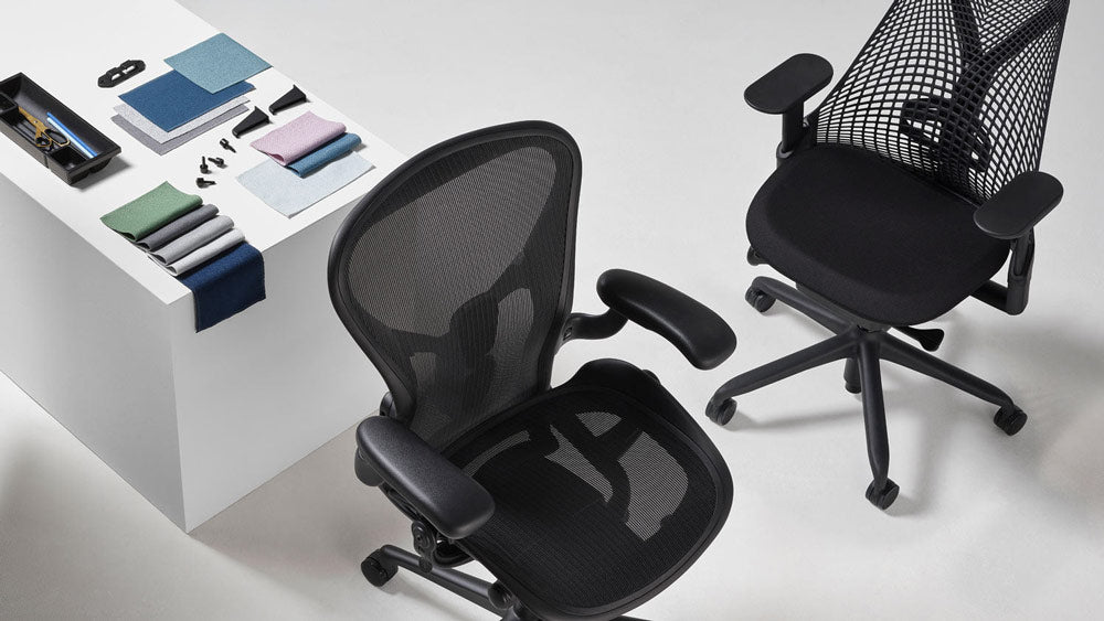 Photo des chaises de bureau Aeron et Sayl en noir contenant du plastique recyclé provenant des océans