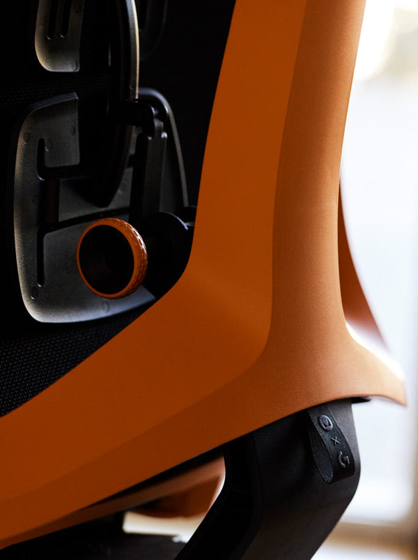 Gros plan d'un fauteuil de jeu Vantum jaune et noir de Herman Miller, montrant la fonction de basculement.