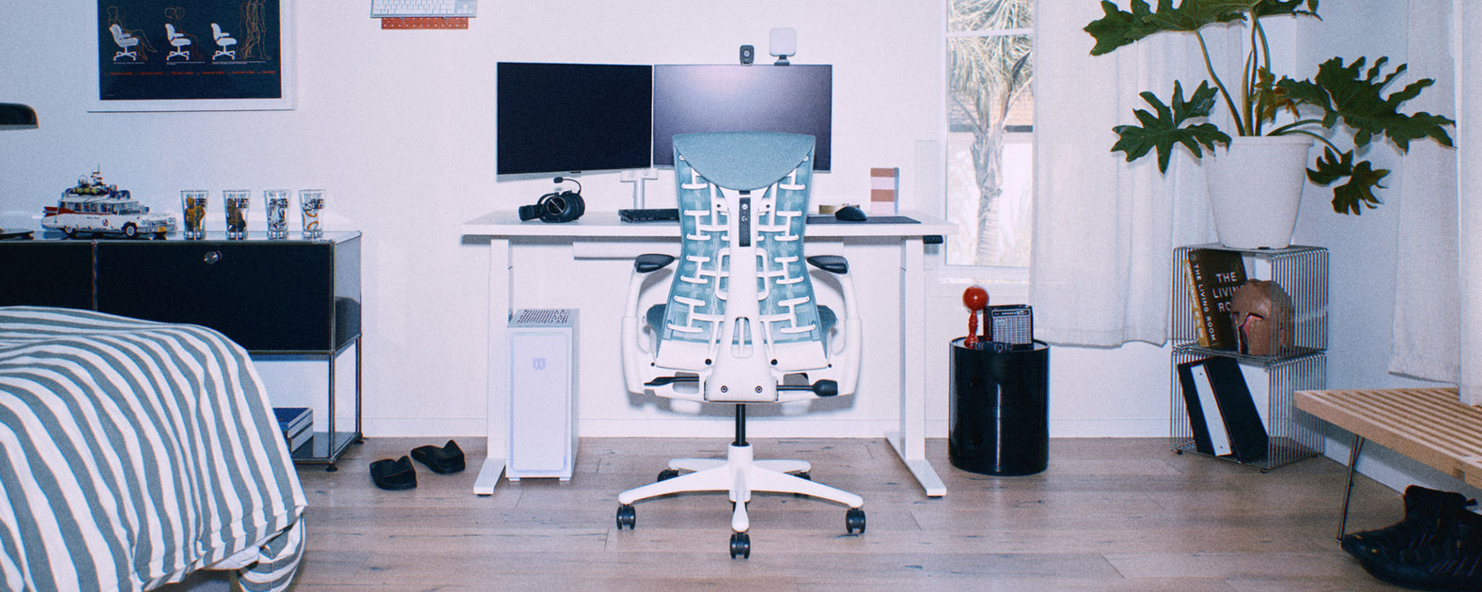 Une chaise de jeu Herman Miller Embody vert Galaxy faisant partie d'un ensemble de jeu sur PC.